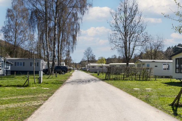 Foto van Luxe caravan in Érezée met terras - Vakantiehuis in Érezée - AreaSummer1KM