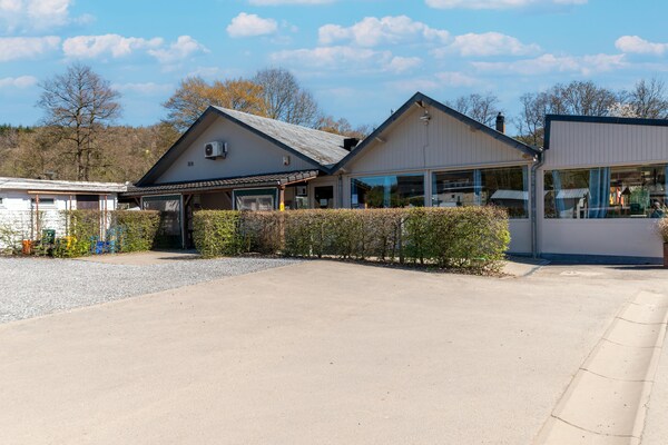 Foto van Luxe caravan in Érezée met terras - Vakantiehuis in Érezée - AreaSummer1KM