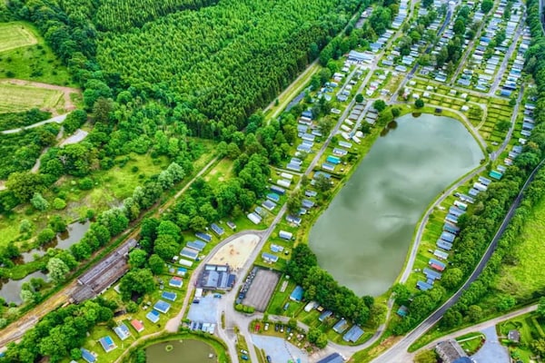Foto van Luxe caravan in Érezée met terras - Vakantiehuis in Érezée - ExteriorSummer