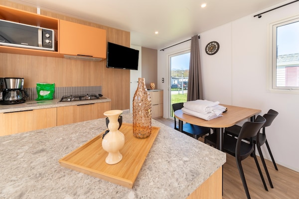 Foto van Luxe caravan in Érezée met terras - Vakantiehuis in Érezée - DiningRoom