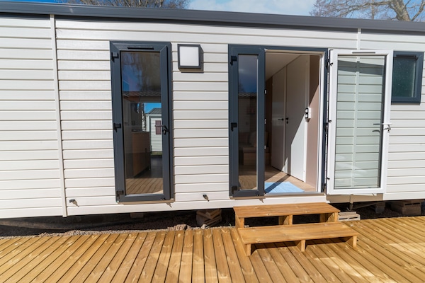 Foto van Luxe caravan in Érezée met terras - Vakantiehuis in Érezée - ExteriorSummer