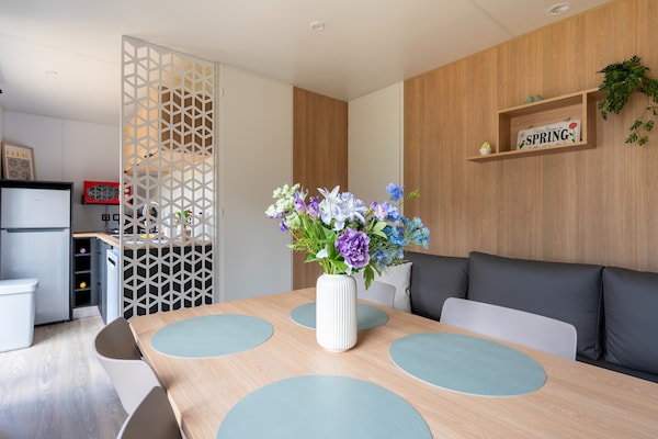 Foto van Comfortabele caravan in groene omgeving - Vakantiehuis in Lembeke (Kaprijke) - DiningRoom