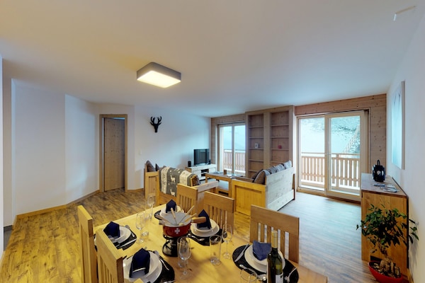 Foto van Appartement met uitzicht op de bergen in Veysonnaz - DiningRoom