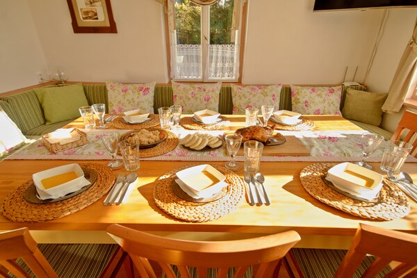 Foto van Villa in Jablonec met Sauna & Bubbelbad - Vakantiehuis in Albrechtice v Jizerských horách - DiningRoom