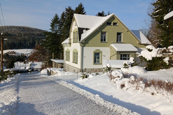 Foto van Villa in Jablonec met Sauna & Bubbelbad - Vakantiehuis in Albrechtice v Jizerských horách - Outdoor