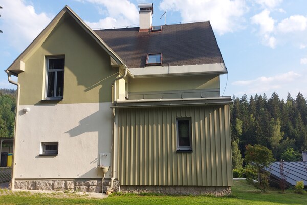 Foto van Villa in Jablonec met Sauna & Bubbelbad - Vakantiehuis in Albrechtice v Jizerských horách - Outdoor