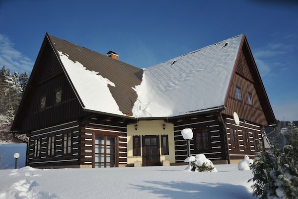 Foto van Vakantiehuis Stupná met tuin - Vakantiehuis in Stupná - ExteriorWinter