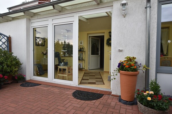 Foto van Mooi appartement in Am Salzhaff met open haard - Vakantiehuis in Rakow Mecklenburg - ExteriorSummer