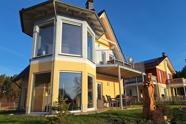 Foto van Vakantieappartement met uitzicht op het meer aan de Groß Labenzer See - ExteriorSummer