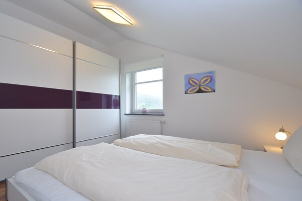 Foto van 2 aparte appartementen met balkon aan de skipiste - Vakantiehuis in Willingen - BedRoom