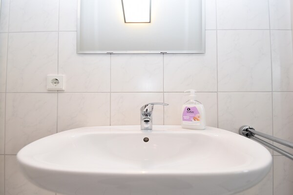 Foto van 2 aparte appartementen met balkon aan de skipiste - Vakantiehuis in Willingen - BathRoom