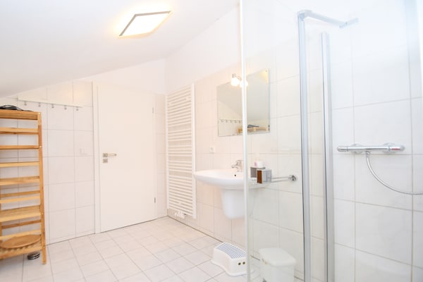 Foto van 2 aparte appartementen met balkon aan de skipiste - Vakantiehuis in Willingen - BathRoom