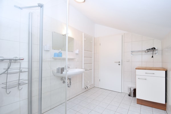 Foto van 2 aparte appartementen met balkon aan de skipiste - Vakantiehuis in Willingen - BathRoom