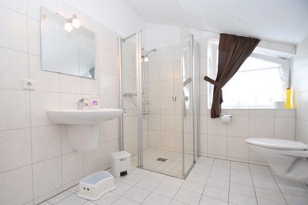 Foto van 2 aparte appartementen met balkon aan de skipiste - Vakantiehuis in Willingen - BathRoom