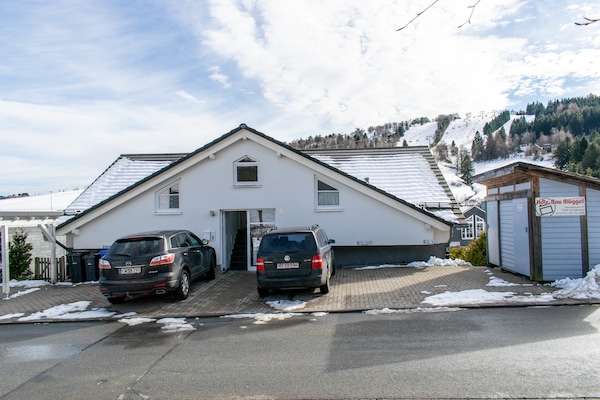 Foto van 2 aparte appartementen met balkon aan de skipiste - Vakantiehuis in Willingen - ExteriorWinter