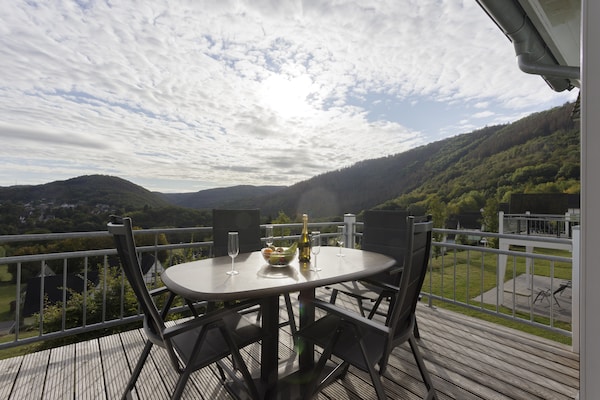 Foto van Gezellige Eifel-ontsnapping met zwembad - Vakantiehuis in Heimbach - TerraceBalcony