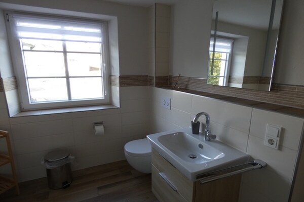 Foto van Neuendorf Hillside Haven - Vakantiehuis in Neuendorf - BathRoom