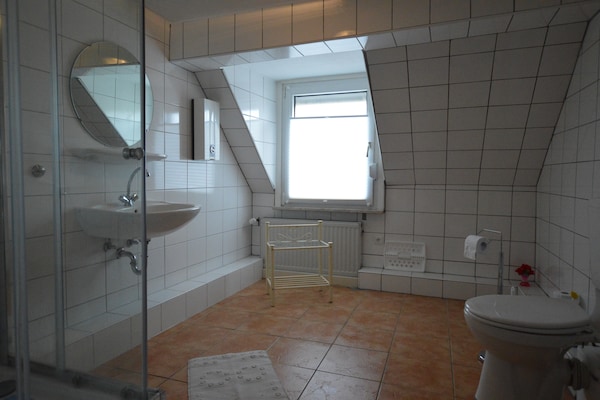 Foto van 8-pers. vakantiehuis op steenworp van Moezel - Vakantiehuis in Briedel - BathRoom