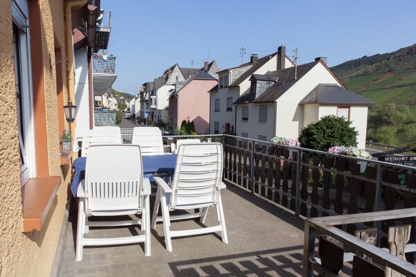 Foto van 8-pers. vakantiehuis op steenworp van Moezel - Vakantiehuis in Briedel - TerraceBalcony