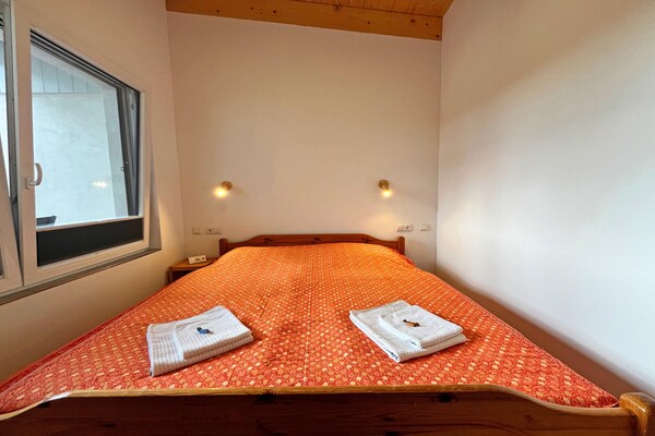 Foto van Vakantieappartement met eigen toegang tot het meer en een aanlegsteiger. - BedRoom