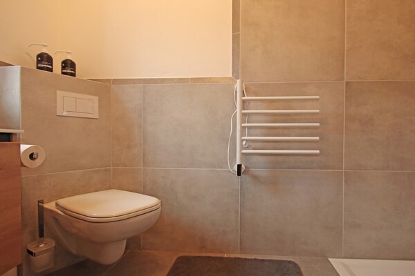 Foto van Vakantieappartement met eigen toegang tot het meer en een aanlegsteiger. - BathRoom