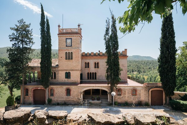 Foto van Cottage in Castellnou met boswandelingen - Vakantiehuis in Castellnou de Bages - ExteriorSummer