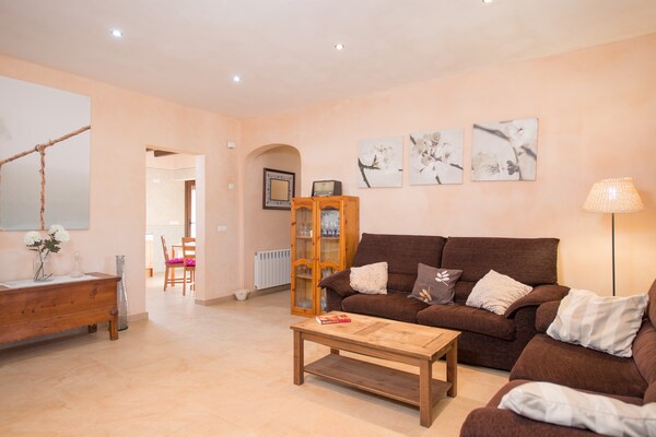 Foto van Villa in Sencelles met BBQ en Speeltuin - Vakantiehuis in Sencelles, Illes Balears - LivingRoom