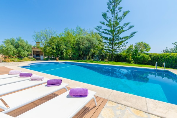 Foto van Rustiek landgoed met groot zwembad - Vakantiehuis in Sant Llorenç Des Cardassar, Illes Balears - PoolOfHouse