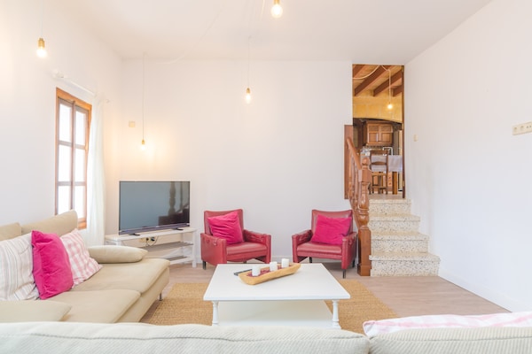 Foto van Rustiek landgoed met groot zwembad - Vakantiehuis in Sant Llorenç Des Cardassar, Illes Balears - LivingRoom