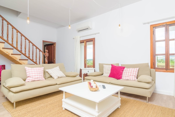 Foto van Rustiek landgoed met groot zwembad - Vakantiehuis in Sant Llorenç Des Cardassar, Illes Balears - LivingRoom