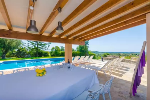 Foto van Rustiek landgoed met groot zwembad - Vakantiehuis in Sant Llorenç Des Cardassar, Illes Balears - DiningRoom