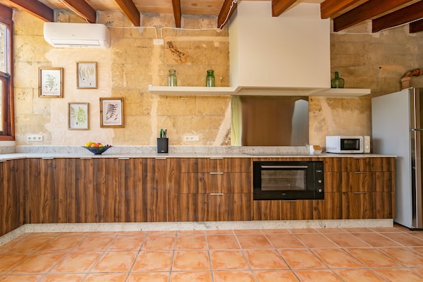 Foto van Rustiek landgoed met groot zwembad - Vakantiehuis in Sant Llorenç Des Cardassar, Illes Balears - Kitchen