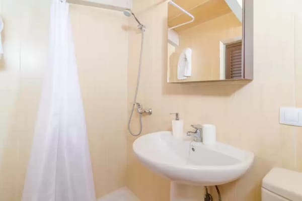 Foto van Rustiek landgoed met groot zwembad - Vakantiehuis in Sant Llorenç Des Cardassar, Illes Balears - BathRoom