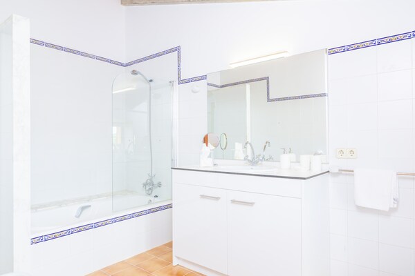 Foto van Rustiek landgoed met groot zwembad - Vakantiehuis in Sant Llorenç Des Cardassar, Illes Balears - BathRoom