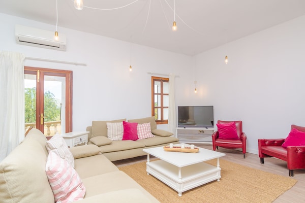 Foto van Rustiek landgoed met groot zwembad - Vakantiehuis in Sant Llorenç Des Cardassar, Illes Balears - LivingRoom