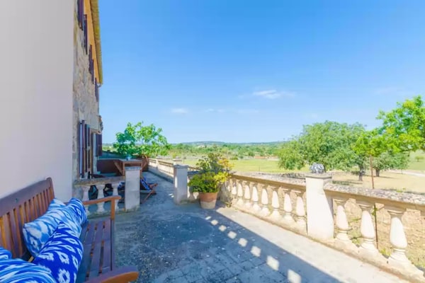 Foto van Rustiek landgoed met groot zwembad - Vakantiehuis in Sant Llorenç Des Cardassar, Illes Balears - TerraceBalcony
