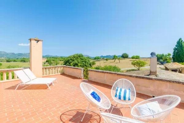 Foto van Rustiek landgoed met groot zwembad - Vakantiehuis in Sant Llorenç Des Cardassar, Illes Balears - TerraceBalcony