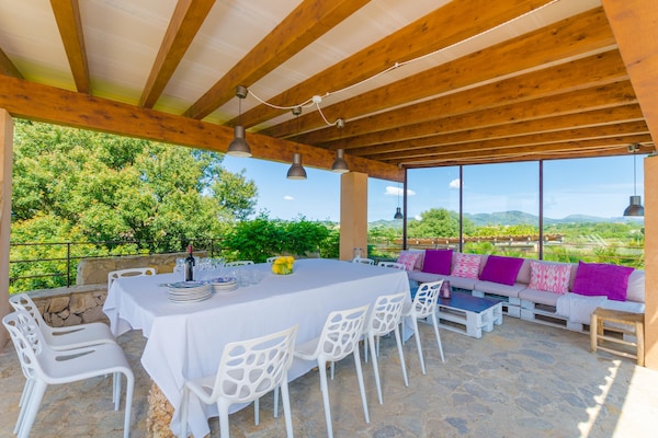 Foto van Rustiek landgoed met groot zwembad - Vakantiehuis in Sant Llorenç Des Cardassar, Illes Balears - TerraceBalcony
