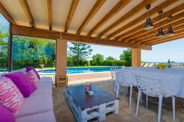 Foto van Rustiek landgoed met groot zwembad - Vakantiehuis in Sant Llorenç Des Cardassar, Illes Balears - TerraceBalcony