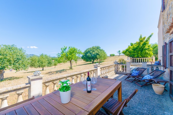 Foto van Rustiek landgoed met groot zwembad - Vakantiehuis in Sant Llorenç Des Cardassar, Illes Balears - TerraceBalcony