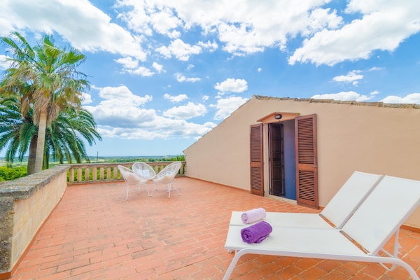 Foto van Rustiek landgoed met groot zwembad - Vakantiehuis in Sant Llorenç Des Cardassar, Illes Balears - Wellness