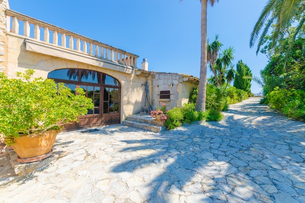 Foto van Rustiek landgoed met groot zwembad - Vakantiehuis in Sant Llorenç Des Cardassar, Illes Balears - ExteriorSummer