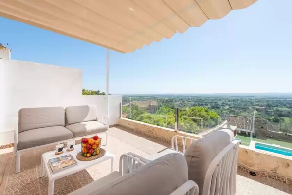 Foto van Villa met uitzicht op de bergen en zwembad - Vakantiehuis in Búger, Illes Balears - TerraceBalcony