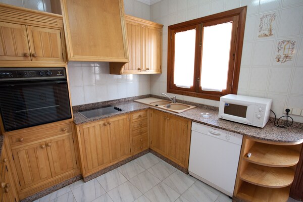 Foto van Villa in Sa Coma met zwembad bij strand - Vakantiehuis in Sa Coma, Illes Balears - Kitchen