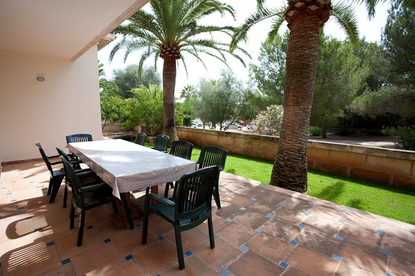 Foto van Villa in Sa Coma met zwembad bij strand - Vakantiehuis in Sa Coma, Illes Balears - TerraceBalcony