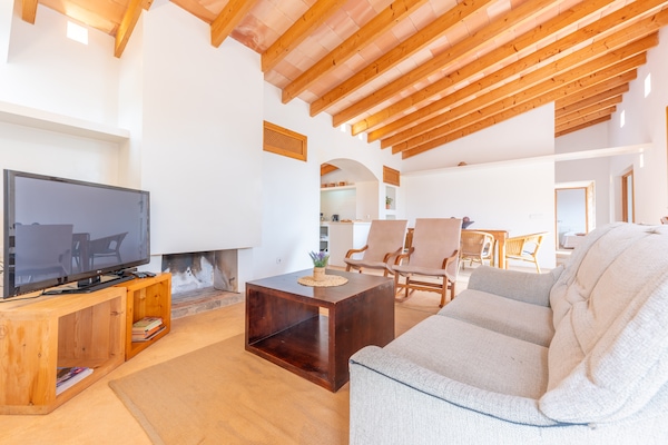 Foto van Ontspannen villaverblijf in Cala Bona - Vakantiehuis in , Illes Balears - LivingRoom
