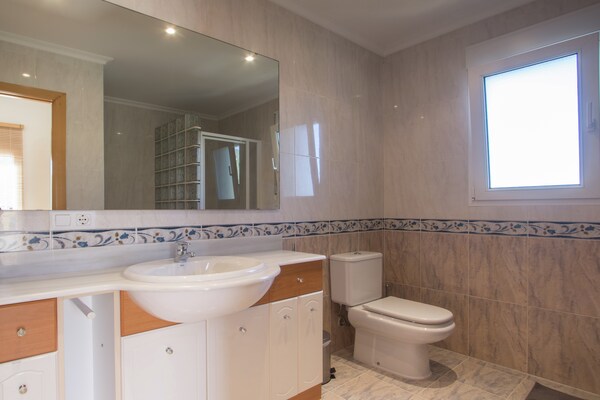 Foto van Vakantiehuis Alcalalí met zwembad en uitzicht - Vakantiehuis in Alcalali - BathRoom