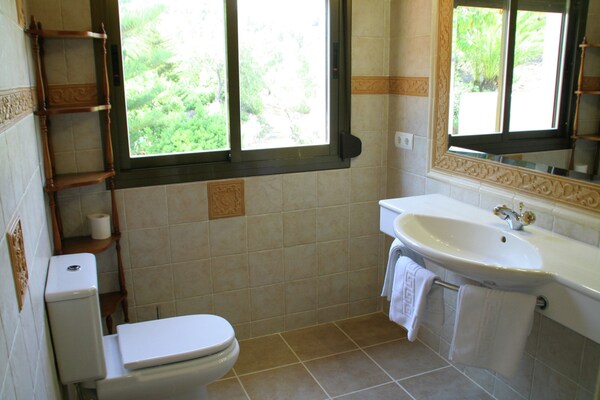 Foto van Landhuis in Ibiza met zwembad bij strand - Vakantiehuis in Santa Eulalia del rio - BathRoom