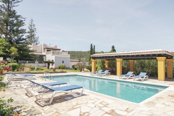Foto van Landhuis in Ibiza met zwembad bij strand - Vakantiehuis in Santa Eulalia del rio - PoolOfHouse
