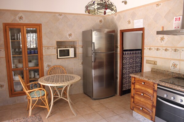 Foto van Landhuis in Ibiza met zwembad bij strand - Vakantiehuis in Santa Eulalia del rio - Kitchen